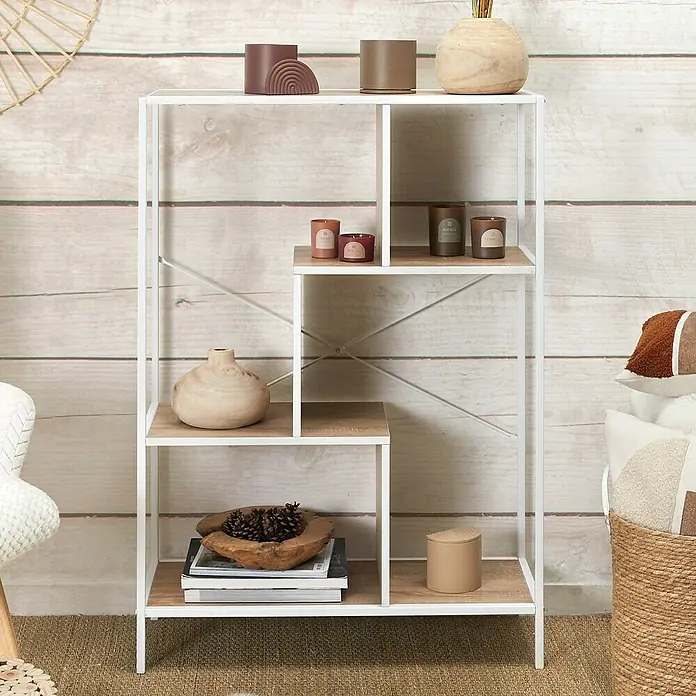 Home Deco Factory Edison Estantería metálica - L x An x Al: 30 x 80 x 113 cm, Metal/Madera, Blanco/Marrón - Una elegante estantería con marco blanco y estantes de madera, decorada con varios accesorios para el hogar.