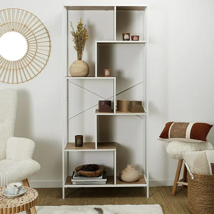 Home Deco Factory Edison Estantería metálica - L x An x Al: 30 x 80 x 180 cm, Metal/Madera, Blanco/Marrón - Estantería decorativa moderna blanca con estantes de madera, decorada con jarrones, velas y libros que crea un ambiente cálido.