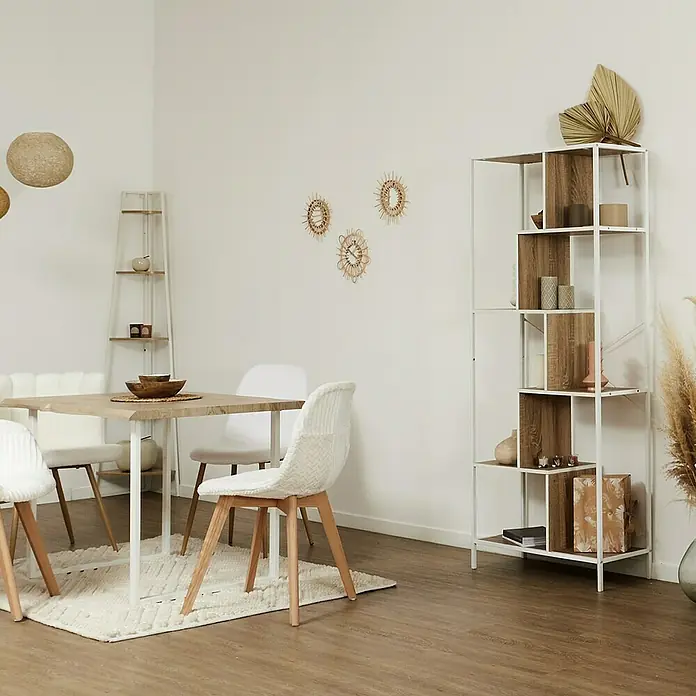 Home Deco Factory Edison Estantería metálica - L x An x Al: 30 x 80 x 180 cm, Metal/Madera, Blanco/Marrón - La imagen muestra una elegante estantería con marcos de metal blanco y elementos de madera, adornada con objetos decorativos en una sala moderna.