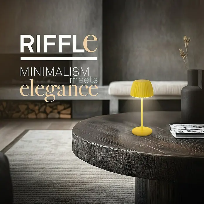 Brilo Riffle Akku-Tischleuchte - Ø x H: 8,5 x 20,1 cm, Gelb, Warmweiß, 1,5 W, IP44, Mini - Elegante Riffle-Tischleuchte im minimalistischen Design. Die gelbe Lampe auf einem dunklen Holztisch sorgt für eine moderne und stilvolle Atmosphäre.