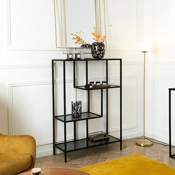Home Deco Factory Edison Estantería metálica - L x An x Al: 30 x 80 x 113 cm, Metal/Vidrio templado, Negro - Elegante estantería negra con estantes de cristal. Elementos decorativos como jarrones y velas adornan el mueble, aportando elegancia al espacio.