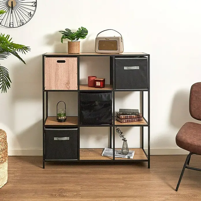 Home Deco Factory Loka Estantería de madera - L x An x Al: 32 x 99 x 105,5 cm, Negro/Marrón, Metal/MDF - Estantería abierta con nueve compartimentos, algunos con cajones, y decoraciones encima.