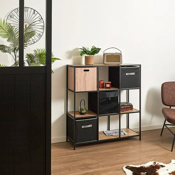 Home Deco Factory Loka Estantería de madera - L x An x Al: 32 x 99 x 105,5 cm, Negro/Marrón, Metal/MDF - La imagen muestra una estantería cuadrada con compartimentos y decoraciones. La estantería tiene marcos de metal negro y estantes de madera clara.