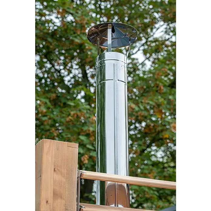 Tuindeco Hot Tub Deluxe - 200 cm, Kiefer, Natur, Max. Personenzahl: 6 Stk. - Edelstahl-Schornsteinrohr mit Regenhut vor verschwommenem Hintergrund, Teil eines Holzbausatzes im Vordergrund.