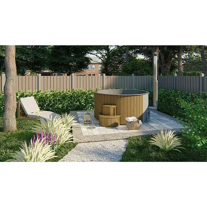 Tuindeco Hot Tub Deluxe XL - 226 cm, Kiefer, Natur, Max. Personenzahl: 6 Stk. - Ein entspannender Rückzugsort im Garten mit einem hölzernen Whirlpool, umgeben von üppiger Vegetation und einem einladenden Liegestuhl.
