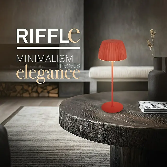 Brilo Riffle Akku-Tischleuchte - Ø x H: 14,3 x 36,4 cm, Orange, Warmweiß, 2 W, IP44, Classic - Elegante, rote Riffle-Lampe, die Minimalismus und Eleganz vereint, auf einem dunklen Holztisch in einem stilvollen Wohnzimmer.