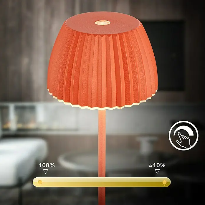 Brilo Riffle Akku-Tischleuchte - Ø x H: 8,5 x 20,1 cm, Orange, Warmweiß, 1,5 W, IP44, Mini - Nahaufnahme einer orangefarbenen Tischleuchte mit plissiertem Lampenschirm und einstellbarer Helligkeit.