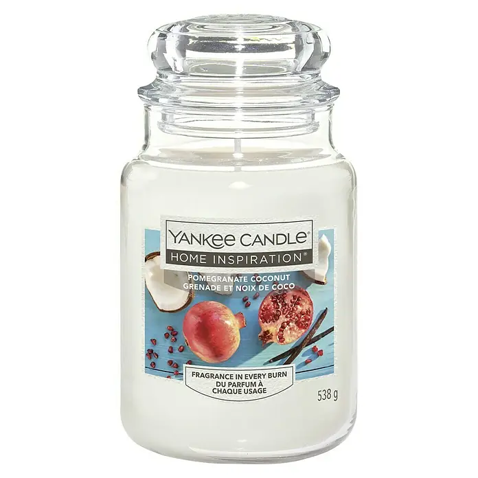 Yankee Candle Home Inspirations Duftkerze - Im Glas, Pomegranate Coconut, Large - Nahaufnahme einer großen Yankee Candle Home Inspiration Duftkerze im Glas mit dem Duft Granatapfel & Kokos.