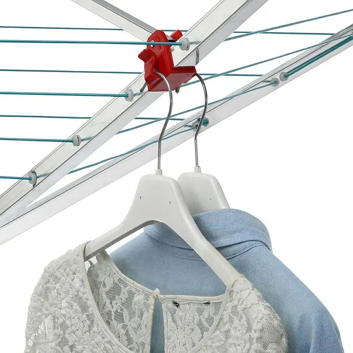 Blome Wäschespinne Easy - Länge Wäscheleine: 50 m, Geeignet für Anzahl Waschmaschinenfüllungen: 4 Stk., Durchmesser offen: 2,64 m - Ein Wäscheständer mit aufgehängter Kleidung, darunter eine weiße Spitze und ein hellblaues Hemd. Praktisch für schonendes Trocknen.