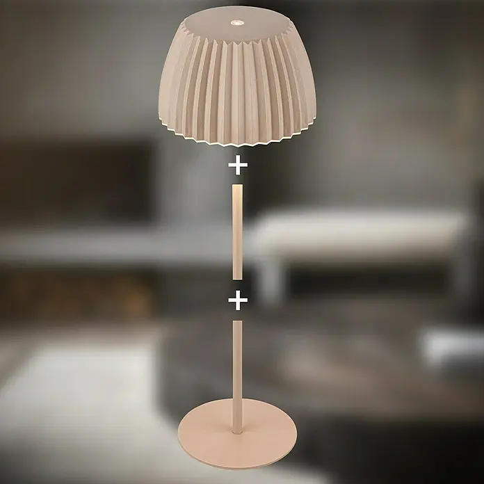 Brilo Riffle Akku-Tischleuchte - Ø x H: 14,3 x 36,4 cm, Beige, Warmweiß, 2 W, IP44, Classic - Eine demontierte Stehlampe mit beigefarbenem Lampenschirm und passendem Sockel. Stilvolles Design für modernes Wohnambiente.