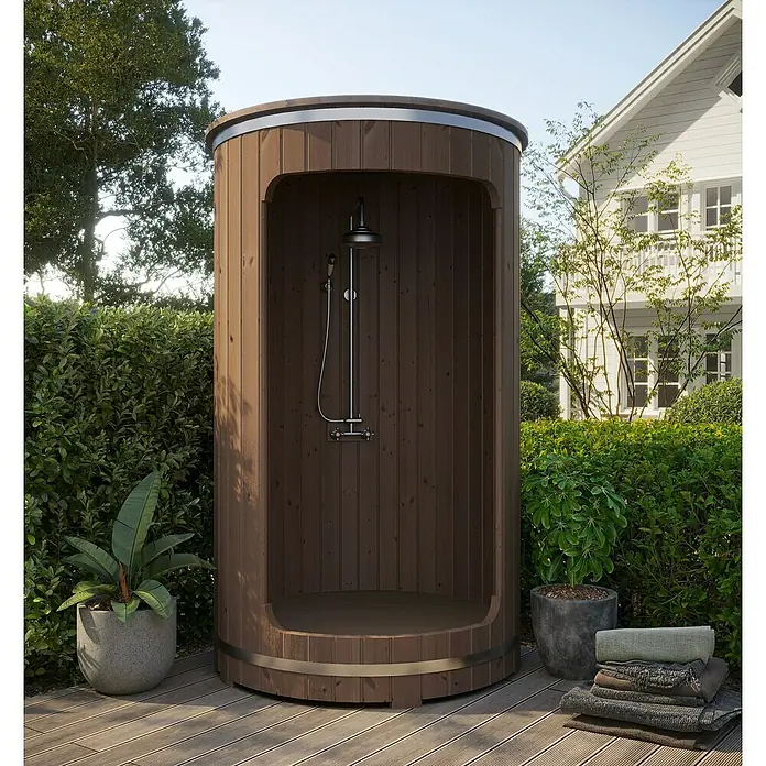 Tuindeco Gartendusche - Ø x H: 130 x 228 cm, Holz - Ein rustikales, hölzernes Außendusche-Design fügt sich nahtlos in die grüne Gartenumgebung ein und bietet eine private Waschung im Freien.