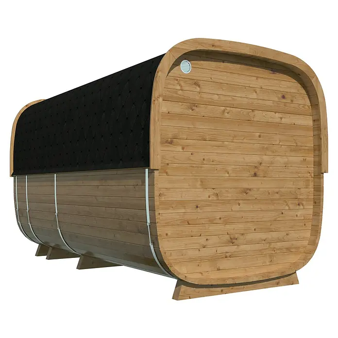 Tuindeco Saunahaus Cube Rovaniemi - L x B x H: 390 x 219 x 234 cm, Ohne Ofen, Thermoholz - Bild eines Holzfasses, das als Außensauna dient. Die Sauna ist aus hellem Holz gefertigt und hat ein schwarzes Dach.