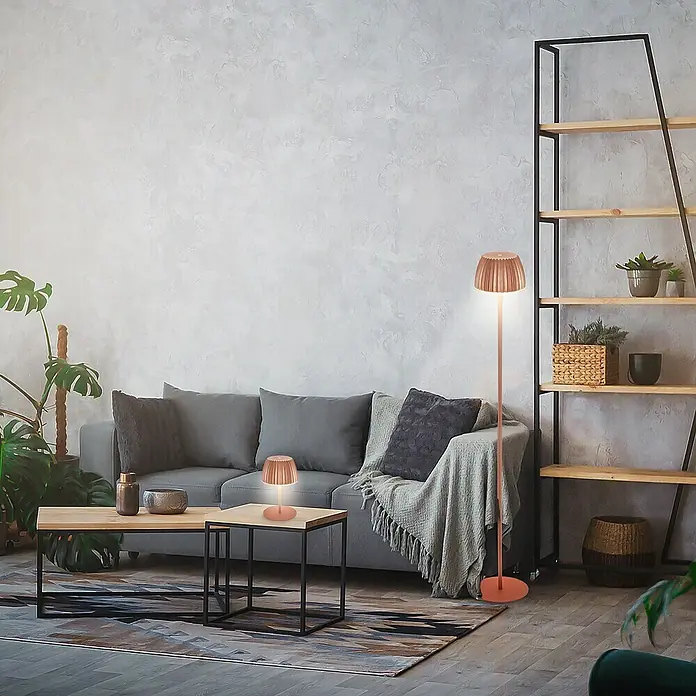 Brilo Riffle Akku-Stehleuchte Maxi - Ø x H: 19 x 124,1 cm, Kupfer, Warmweiß, 4,2 W, IP44 - Das moderne Wohnzimmer verfügt über eine elegante Stehlampe und eine passende Tischlampe, die ein warmes, einladendes Licht verbreiten.