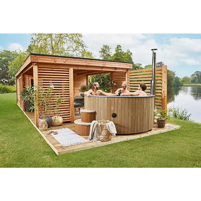 Tuindeco Hot Tub Deluxe - 200 cm, Kiefer, Natur, Max. Personenzahl: 6 Stk. - Einladender Outdoor-Whirlpool aus Holz mit drei entspannten Männern auf einer grünen Terrasse. Perfekt für erholsame Stunden im Freien.