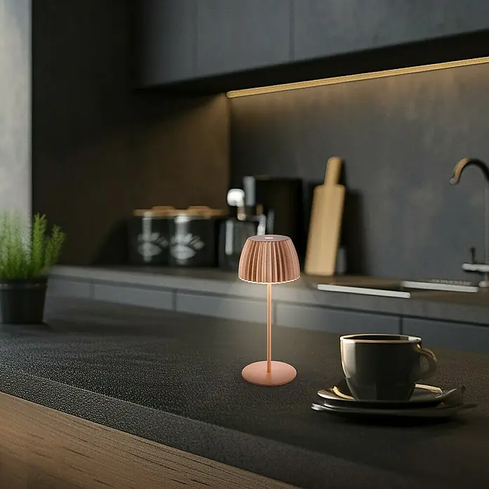Brilo Riffle Akku-Tischleuchte - Ø x H: 8,5 x 20,1 cm, Kupfer, Warmweiß, 1,5 W, IP44, Mini - Elegante Tischleuchte mit plissiertem Lampenschirm in einem modernen Küchendesign, die eine warme Atmosphäre schafft.