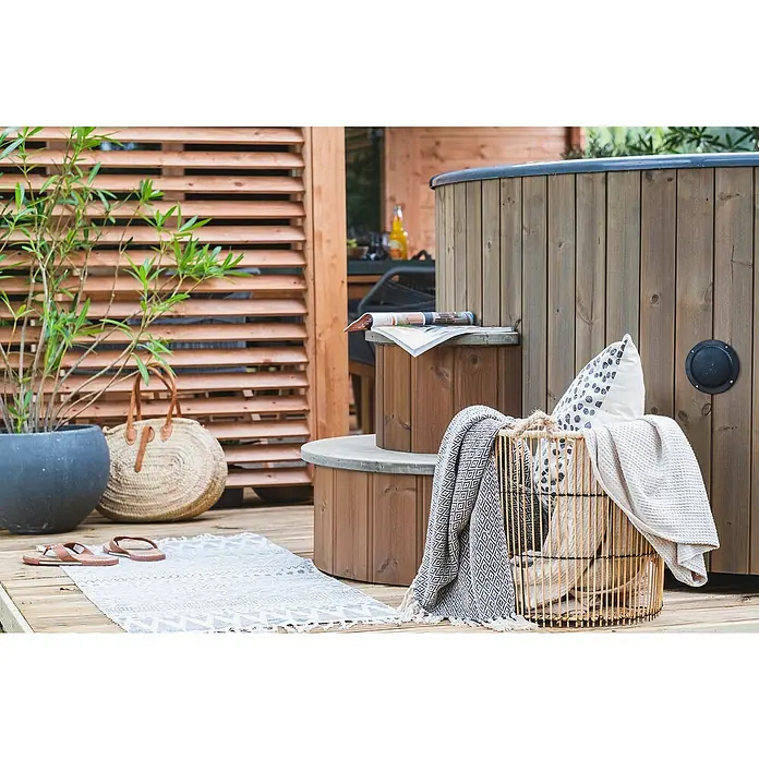 Tuindeco Hot Tub Deluxe - 200 cm, Kiefer, Natur, Max. Personenzahl: 6 Stk. - Entspannungsbereich mit Whirlpool und stilvollen Dekorationen. Eine Oase der Ruhe mit Holzdetails und gemütlicher Atmosphäre.