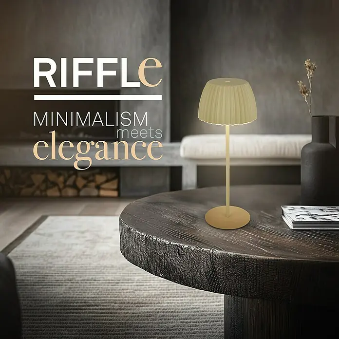 Brilo Riffle Akku-Tischleuchte - Ø x H: 14,3 x 36,4 cm, Grün, Warmweiß, 2 W, IP44, Classic - Elegante, goldfarbene Tischleuchte Riffle mit plissiertem Schirm auf einem dunklen Holztisch. Sie vereint Minimalismus und moderne Eleganz.