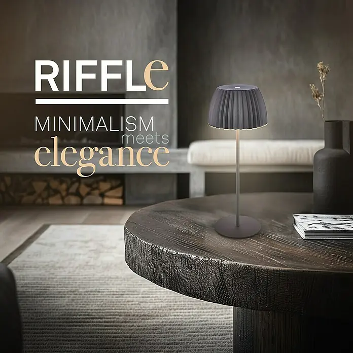 Brilo Riffle Akku-Tischleuchte - Ø x H: 14,3 x 36,4 cm, Anthrazit, Warmweiß, 2 W, IP44, Classic - Nahaufnahme einer modernen Tischleuchte auf einem dunklen Holztisch, die minimalistisches Design und elegante Beleuchtung vereint.
