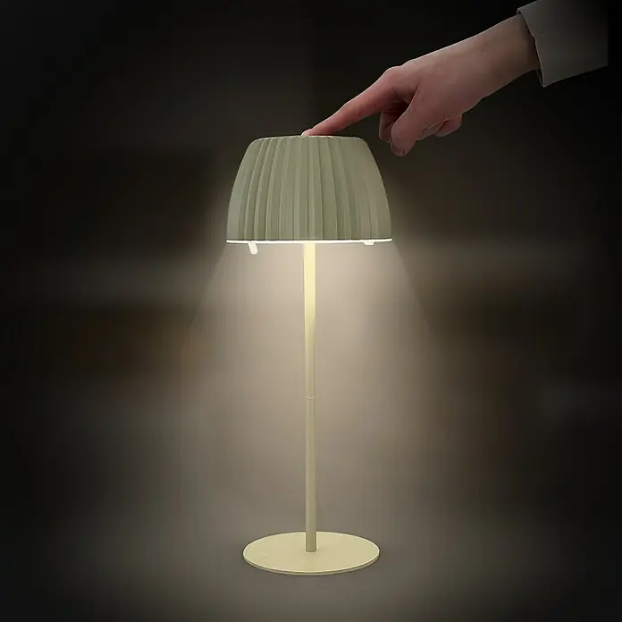 Brilo Riffle Akku-Tischleuchte - Ø x H: 14,3 x 36,4 cm, Grün, Warmweiß, 2 W, IP44, Classic - Grüne Touch-Tischleuchte mit plissiertem Schirm und warmem Licht, die eine moderne und gemütliche Atmosphäre schafft.