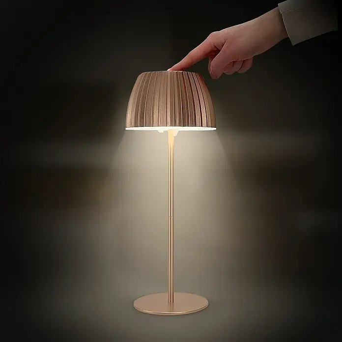 Brilo Riffle Akku-Tischleuchte - Ø x H: 14,5 x 36,5 cm, Kupfer, Warmweiß, 1,5 W, IP44, Classic - Elegante Lampe mit goldfarbenem Schirm und schlankem Fuß, bedient durch eine sanfte Berührung. Perfekt für eine stimmungsvolle Beleuchtung.