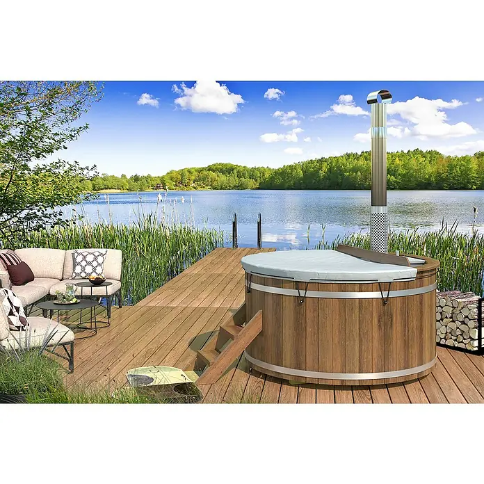 Tuindeco Hot Tub - 188 cm, Kiefer, Natur, Max. Personenzahl: 6 Stk. - Holzbeheizter Whirlpool mit Edelstahlkamin auf einer Terrasse mit Blick auf den See, ideal für Entspannung.