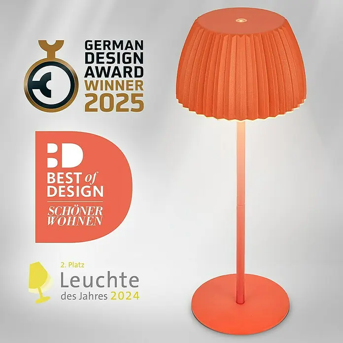 Brilo Riffle Akku-Tischleuchte - Ø x H: 14,3 x 36,4 cm, Orange, Warmweiß, 2 W, IP44, Classic - Bild einer orangefarbenen Stehlampe, die mit Designpreisen wie dem German Design Award 2025 ausgezeichnet wurde.
