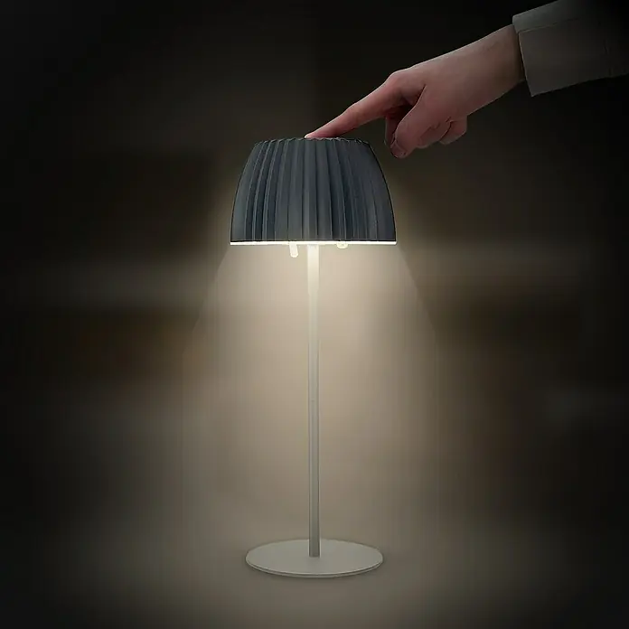 Brilo Riffle Akku-Tischleuchte - Ø x H: 14,3 x 36,4 cm, Anthrazit, Warmweiß, 2 W, IP44, Classic - Elegante Tischleuchte mit grauem Schirm wird per Fingerdruck bedient und strahlt warmes Licht aus.