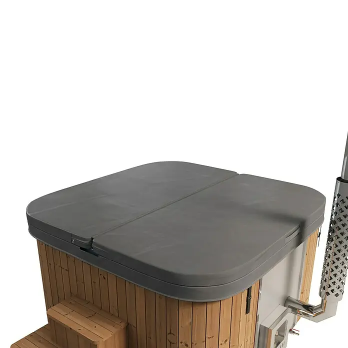 Tuindeco Hot Tub - 205 cm, Kiefer, Natur, Max. Personenzahl: 6 Stk. - Das Bild zeigt einen Outdoor-Holzofen-Whirlpool mit grauer Abdeckung, ideal zum Entspannen im Garten.