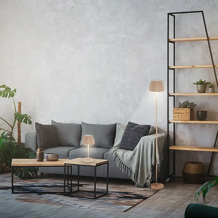 Brilo Riffle Akku-Stehleuchte Maxi - Ø x H: 19 x 124,1 cm, Beige, Warmweiß, 4,2 W, IP44 - Elegantes Wohnzimmer mit beigem Lampenset: Stehlampe und Tischlampe sorgen für warmes Licht und stilvolles Ambiente.