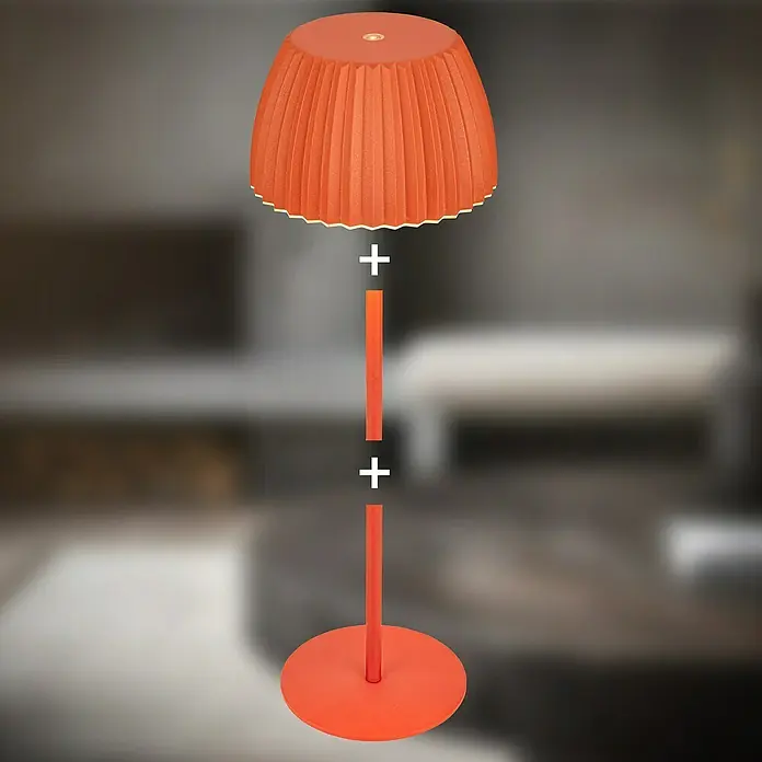 Brilo Riffle Akku-Tischleuchte - Ø x H: 14,3 x 36,4 cm, Orange, Warmweiß, 2 W, IP44, Classic - Orangefarbene Stehlampe mit plissiertem Lampenschirm, bestehend aus drei Teilen, die mit Pluszeichen getrennt sind.