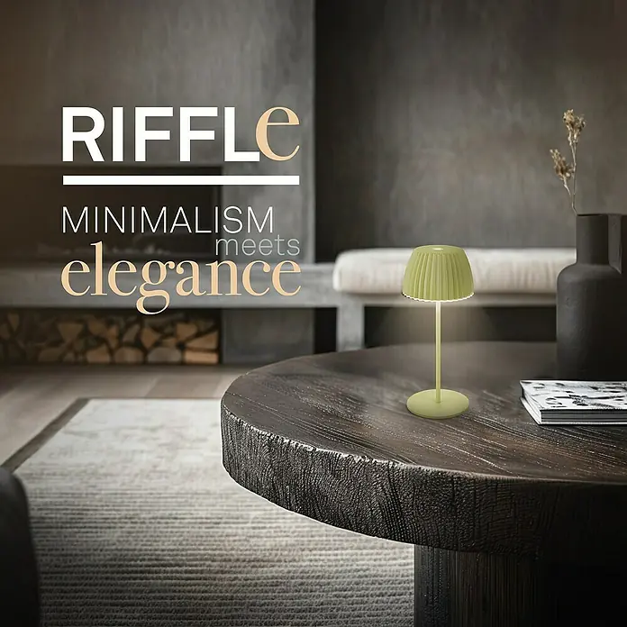 Brilo Riffle Akku-Tischleuchte - Ø x H: 8,5 x 20,1 cm, Grün, Warmweiß, 1,5 W, IP44, Mini - Elegante Riffle Tischleuchte in Grün auf einem Holztisch in einem modern eingerichteten Wohnzimmer.