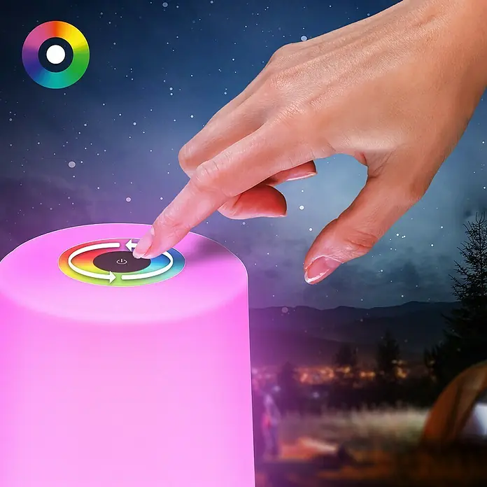 Brilo Akku-Tischleuchte Nubsi - Ø x H: 9 x 13 cm, Antharzit, RGBW, 2,8 W, IP44 - Nahaufnahme einer Hand, die eine farbwechselnde Nachttischlampe bedient. Das Licht ist rosafarben und verfügt über eine Touch-Steuerung.