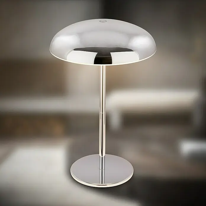 Brilo Akku-Tischleuchte Caxa - Ø x H: 19,5 x 30,5 cm, Chrom, Warmweiß, 2,8 W, IP44 - Nahaufnahme einer eleganten, modernen Tischleuchte mit Chromfuß und kuppelförmigem Lampenschirm, die ein warmes Licht ausstrahlt.