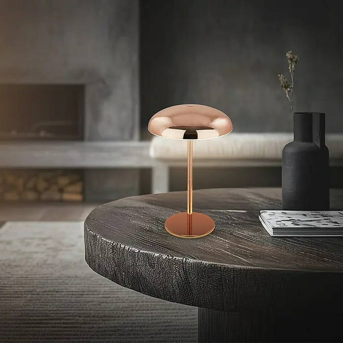 Brilo Akku-Tischleuchte Caxa - Ø x H: 19,5 x 30,5 cm, Kupfer, Warmweiß, 2,8 W, IP44 - Elegante Kupfer-Tischleuchte auf einem Holztisch. Das moderne Design ergänzt die stilvolle Einrichtung des Raumes und sorgt für warmes Licht.