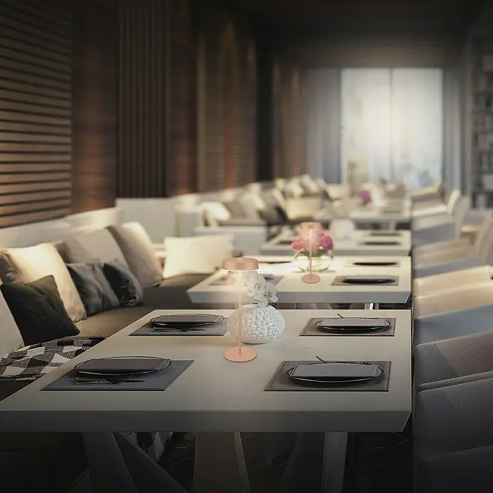 Brilo Akku-Tischleuchte Pala - Ø x H: 13 x 36,5 cm, Coffee, Warmweiß, 2,6 W, IP44 - Ein stilvolles Restaurant mit eleganten Tischlampen, die eine warme Atmosphäre verbreiten.