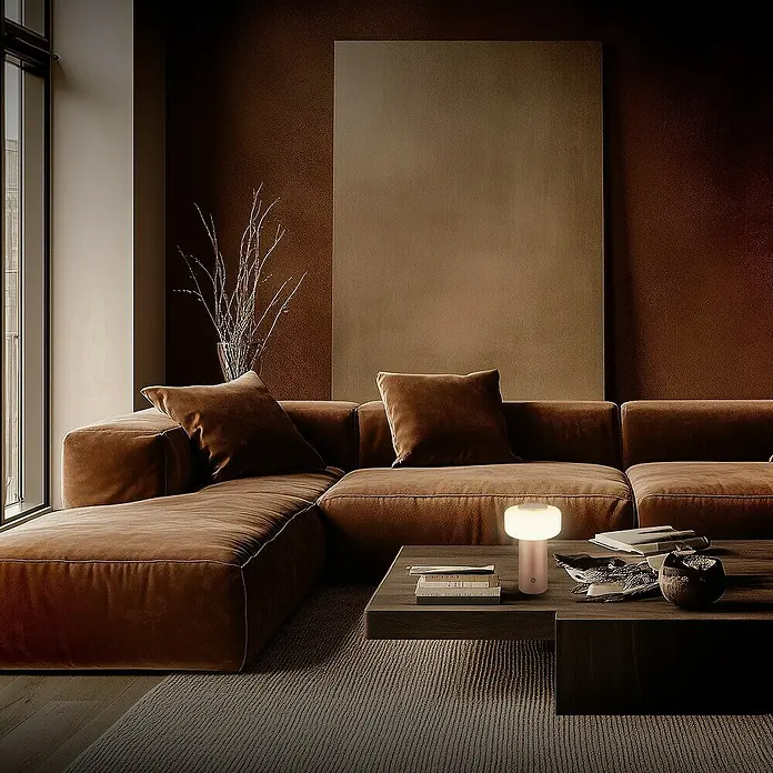 Brilo Akku-Tischleuchte Juna - Ø x H: 13 x 20,5 cm, Coffee, Warmweiß, 1,8 W, IP44 - Elegante Wohnzimmeransicht mit einem modernen, kabellosen Tischleuchte, die warmes Licht auf einem dunklen Holztisch ausstrahlt.