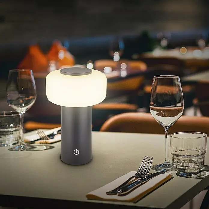 Brilo Akku-Tischleuchte Juna - Ø x H: 13 x 20,5 cm, Anthrazit, Warmweiß, 1,8 W, IP44 - Elegante Tischlampe mit sanftem Licht, perfekt für ein stimmungsvolles Ambiente beim Dinner. Die Lampe setzt stilvolle Akzente.