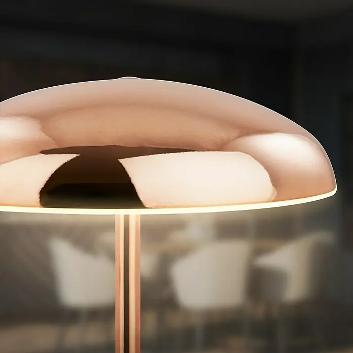 Brilo Akku-Tischleuchte Caxa - Ø x H: 19,5 x 30,5 cm, Kupfer, Warmweiß, 2,8 W, IP44 - Nahaufnahme einer stilvollen Kupferleuchte, die warmes Licht ausstrahlt und eine elegante Atmosphäre schafft.