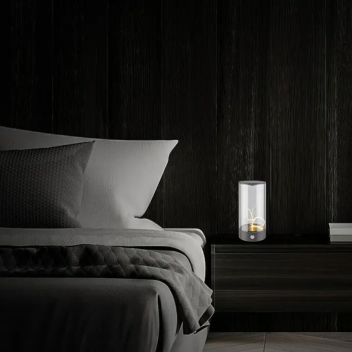 Brilo Akku-Tischleuchte Wiggle - Ø x H: 7 x 14,5 cm, Anthrazit, Warmweiß, 1,5 W, IP20 - Nachttischlampe mit filigranem Glaskörper und sanftem Lichtschein steht auf dunklem Nachttisch. Ideal für gemütliche Abendstunden im Schlafzimmer.