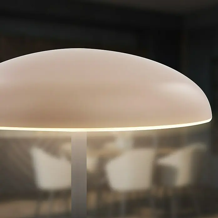 Brilo Akku-Tischleuchte Caxa - Ø x H: 19,5 x 30,5 cm, Beige, Warmweiß, 2,8 W, IP44 - Nahaufnahme einer modernen Pilzlampe mit warmem Licht und minimalistischem Design, ideal für stilvolle Innenräume.