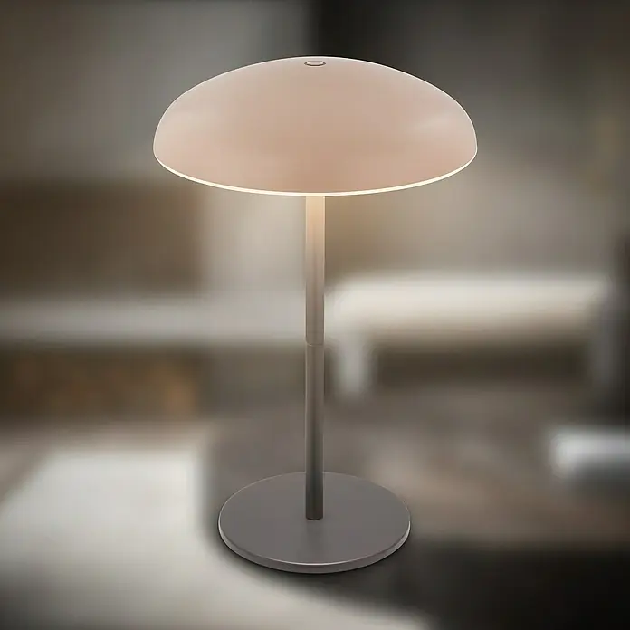 Brilo Akku-Tischleuchte Caxa - Ø x H: 19,5 x 30,5 cm, Beige, Warmweiß, 2,8 W, IP44 - Elegante Tischleuchte mit pilzförmigem Schirm und schlankem Ständer, die ein warmes, diffuses Licht spendet und eine moderne Ästhetik bietet.