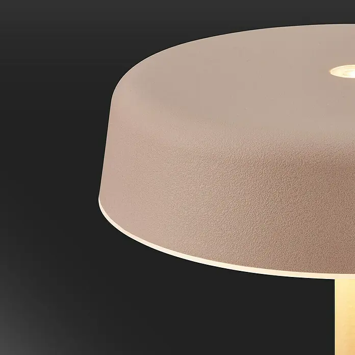 Brilo Akku-Tischleuchte Pala - Ø x H: 13 x 36,5 cm, Beige, Warmweiß, 2,6 W, IP44 - Nahaufnahme einer modernen beigen Tischleuchte mit weichem Lichtschein vor dunklem Hintergrund. Elegantes Design für stimmungsvolle Beleuchtung.