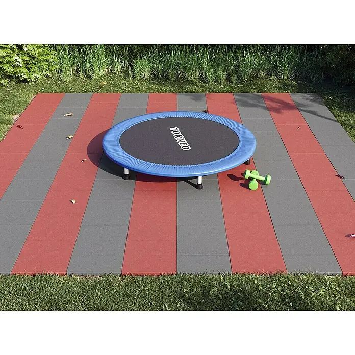 Fallschutzmatte - Rot, 50 x 50 x 2,5 cm - Trampolin und Hanteln auf einem rot-grauen Untergrund.