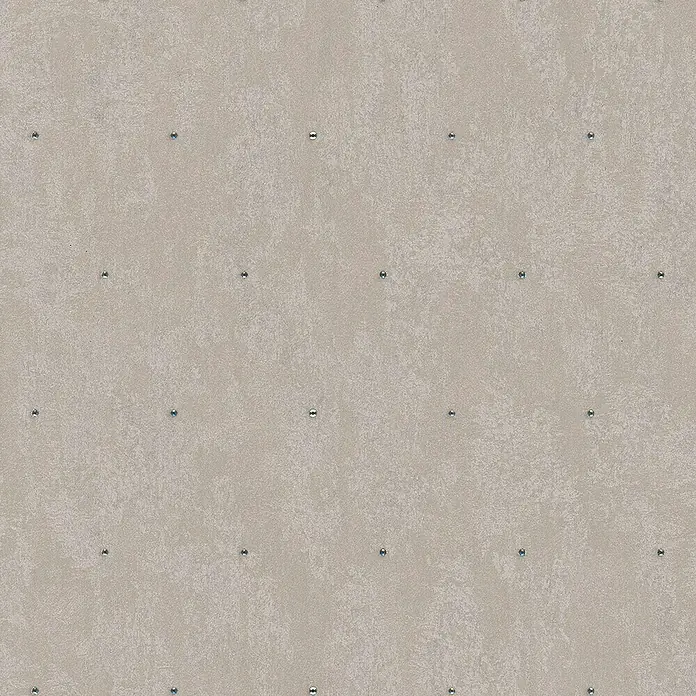 Glööckler Pompöös Provence Vliestapete Glitzersteinchen - Rosa, Metalloptik, 10,05 x 0,53 m - Nahaufnahme einer beigen Wandtapete mit gleichmäßig verteilten, kleinen silbernen Nieten, die ein subtiles, strukturiertes Muster erzeugen.