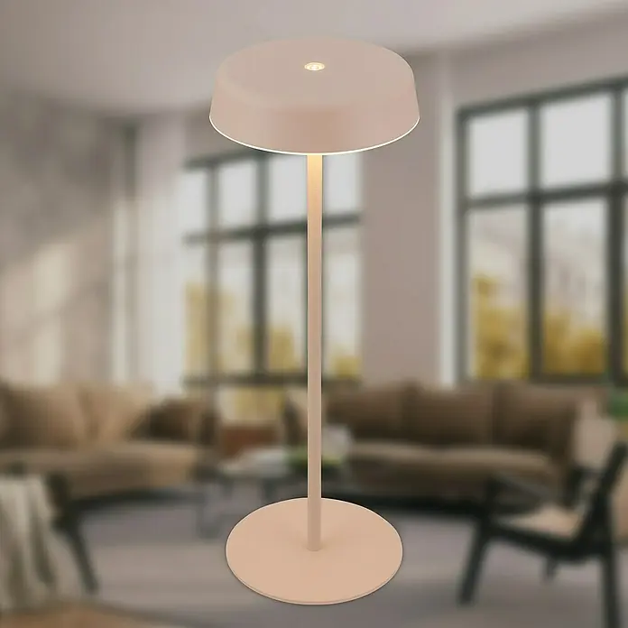 Brilo Akku-Tischleuchte Pala - Ø x H: 13 x 36,5 cm, Beige, Warmweiß, 2,6 W, IP44 - Nahaufnahme einer modernen beigen Stehlampe, die ein sanftes Licht in einem stilvollen Wohnraum verbreitet.