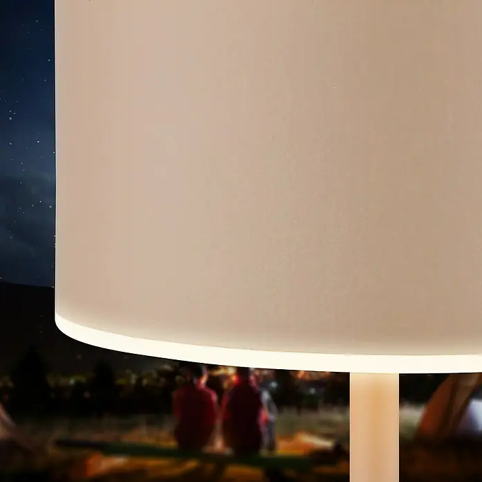 Brilo Akku-Tischleuchte Kira - Ø x H: 9 x 18 cm, Beige, Warmweiß, 1,5 W, IP44 - Nahaufnahme einer stilvollen Lampe mit sanftem Licht, die eine gemütliche Atmosphäre schafft.