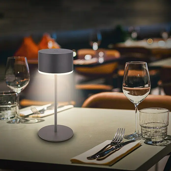 Brilo Akku-Tischleuchte Kira - Ø x H: 9 x 18 cm, Anthrazit, Warmweiß, 1,5 W, IP44 - Eine stilvolle, kabellose Tischleuchte mit sanftem Licht, perfekt für Restaurants oder gemütliche Abende. Elegantes Design trifft auf Funktionalität.