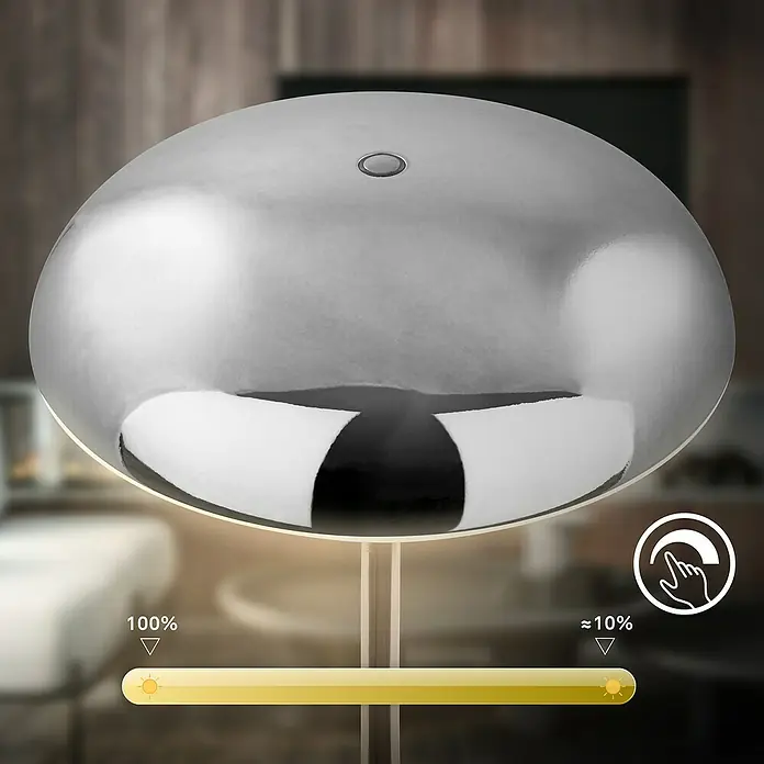 Brilo Akku-Tischleuchte Caxa - Ø x H: 19,5 x 30,5 cm, Chrom, Warmweiß, 2,8 W, IP44 - Nahaufnahme einer modernen Lampe mit Chromoberfläche, die einen sanften Lichtschein verbreitet. Die Helligkeit ist per Touch-Funktion einstellbar.