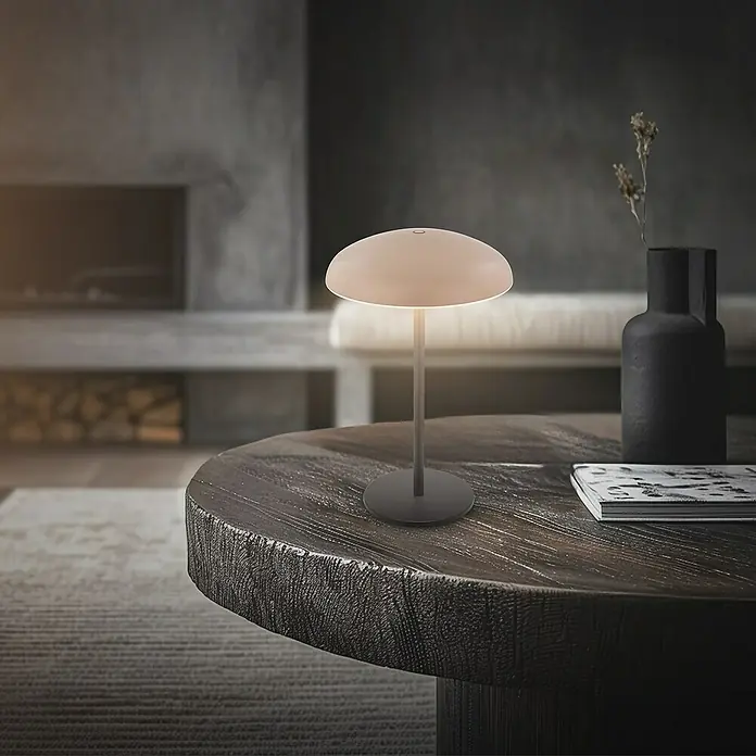 Brilo Akku-Tischleuchte Caxa - Ø x H: 19,5 x 30,5 cm, Beige, Warmweiß, 2,8 W, IP44 - Nahaufnahme einer stilvollen Pilzlampe auf einem Holztisch, die modernes Design und warmes Licht vereint.