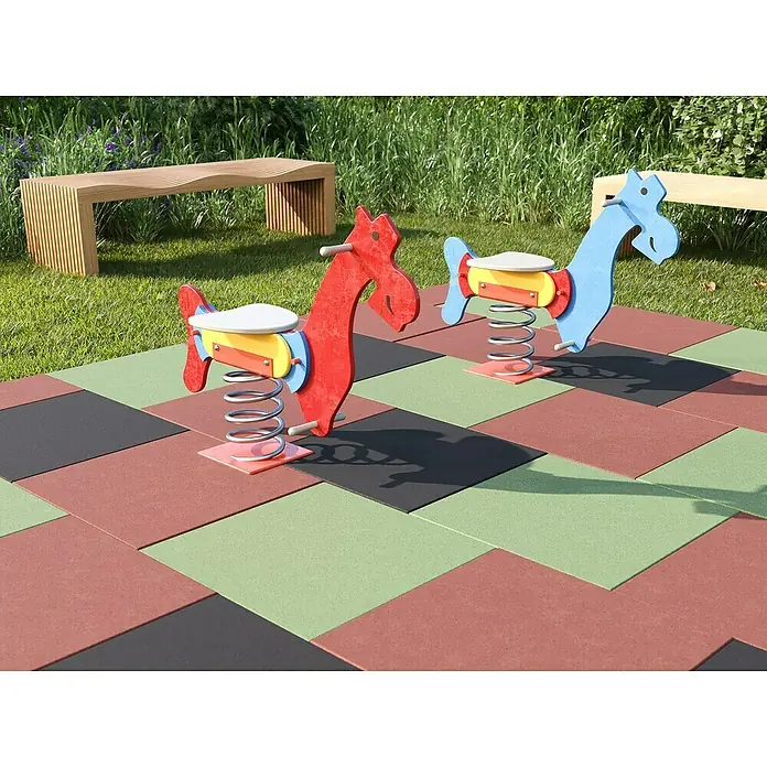 Fallschutzmatte - Grün, 50 x 50 x 2,5 cm - Ein Spielplatz mit zwei Federwipptieren in Pferdeform, ein rotes und ein blaues, auf einem bunten, quadratischen Bodenbelag.
